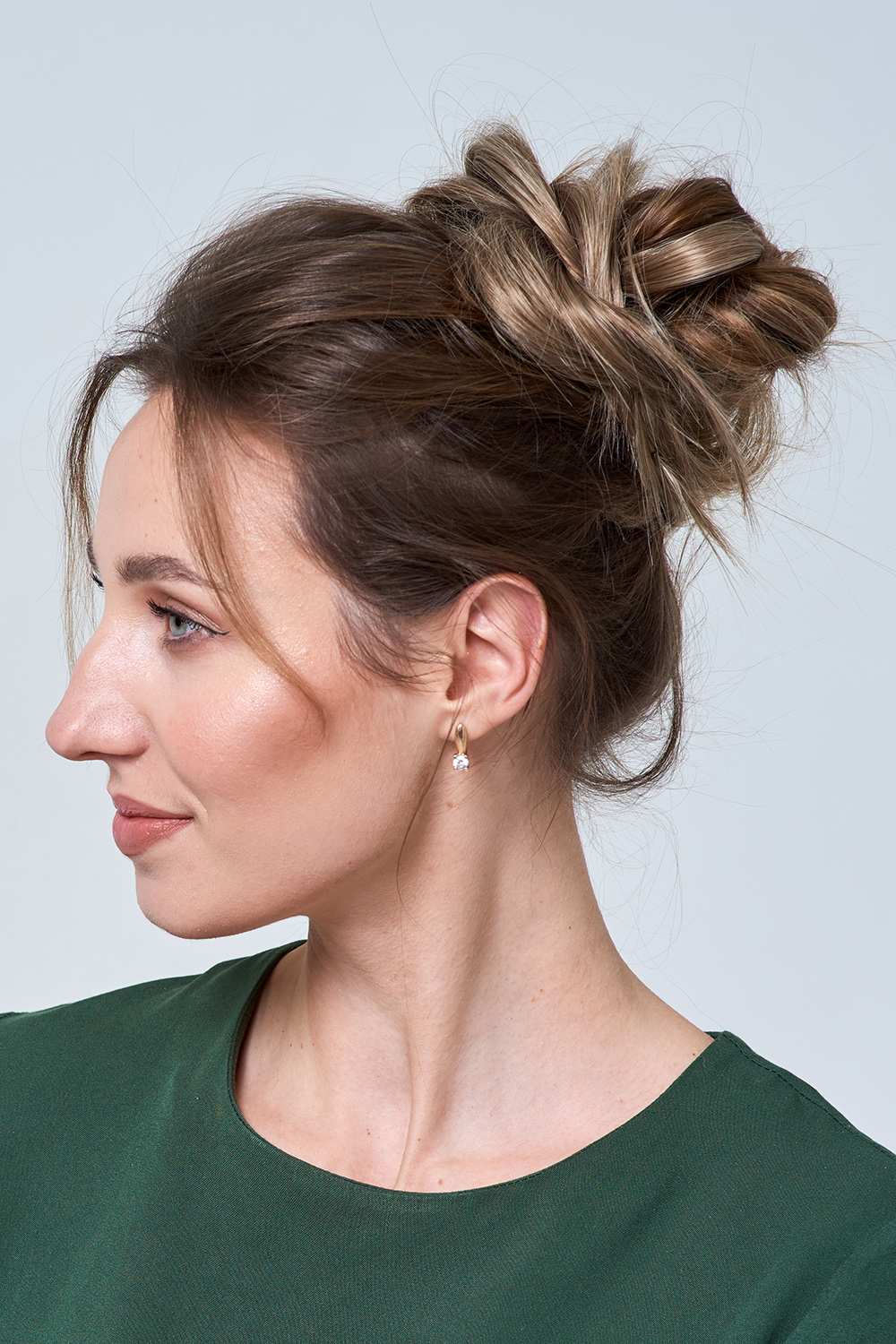 Messy Bun Hairstyles for Women Design 11