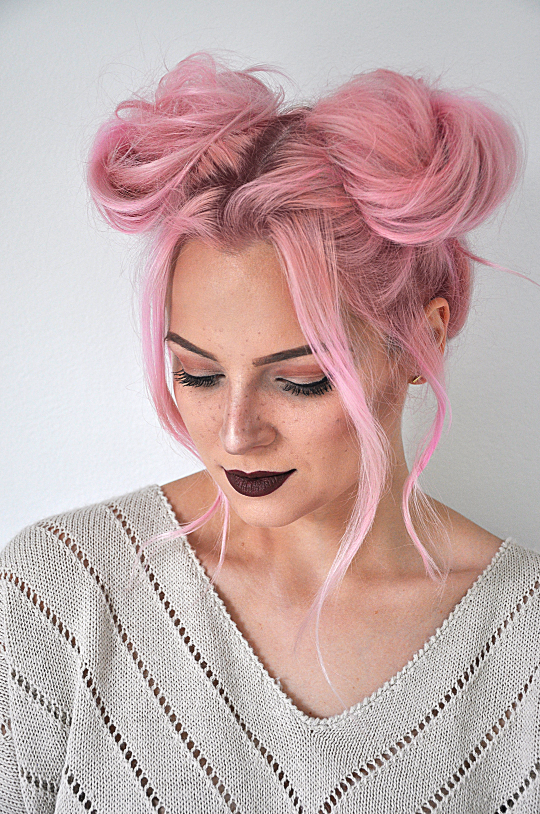 Messy Bun Hairstyles for Women Design 20