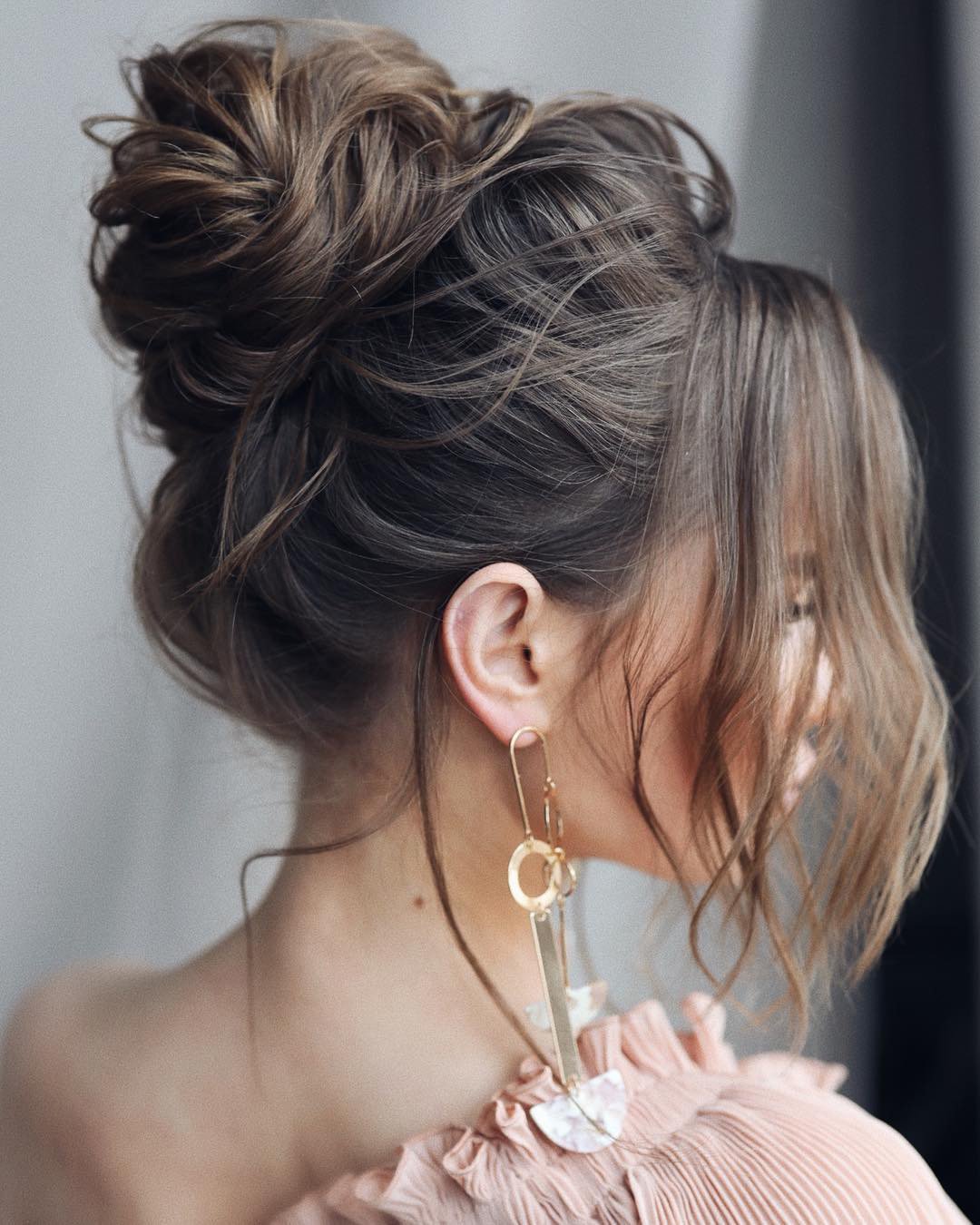 Messy Bun Hairstyles for Women Design 21