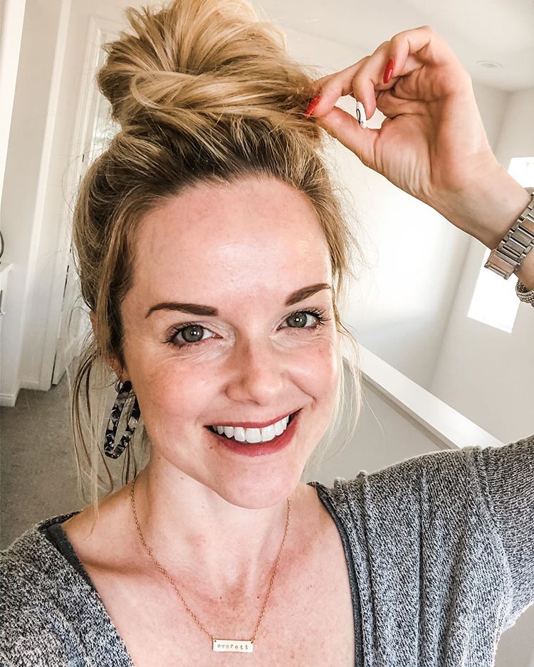 Messy Bun Hairstyles for Women Design 37