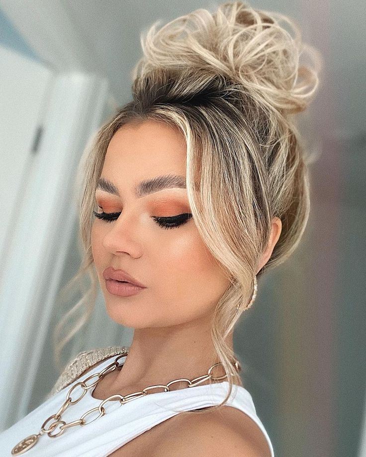 Messy Bun Hairstyles for Women Design 51
