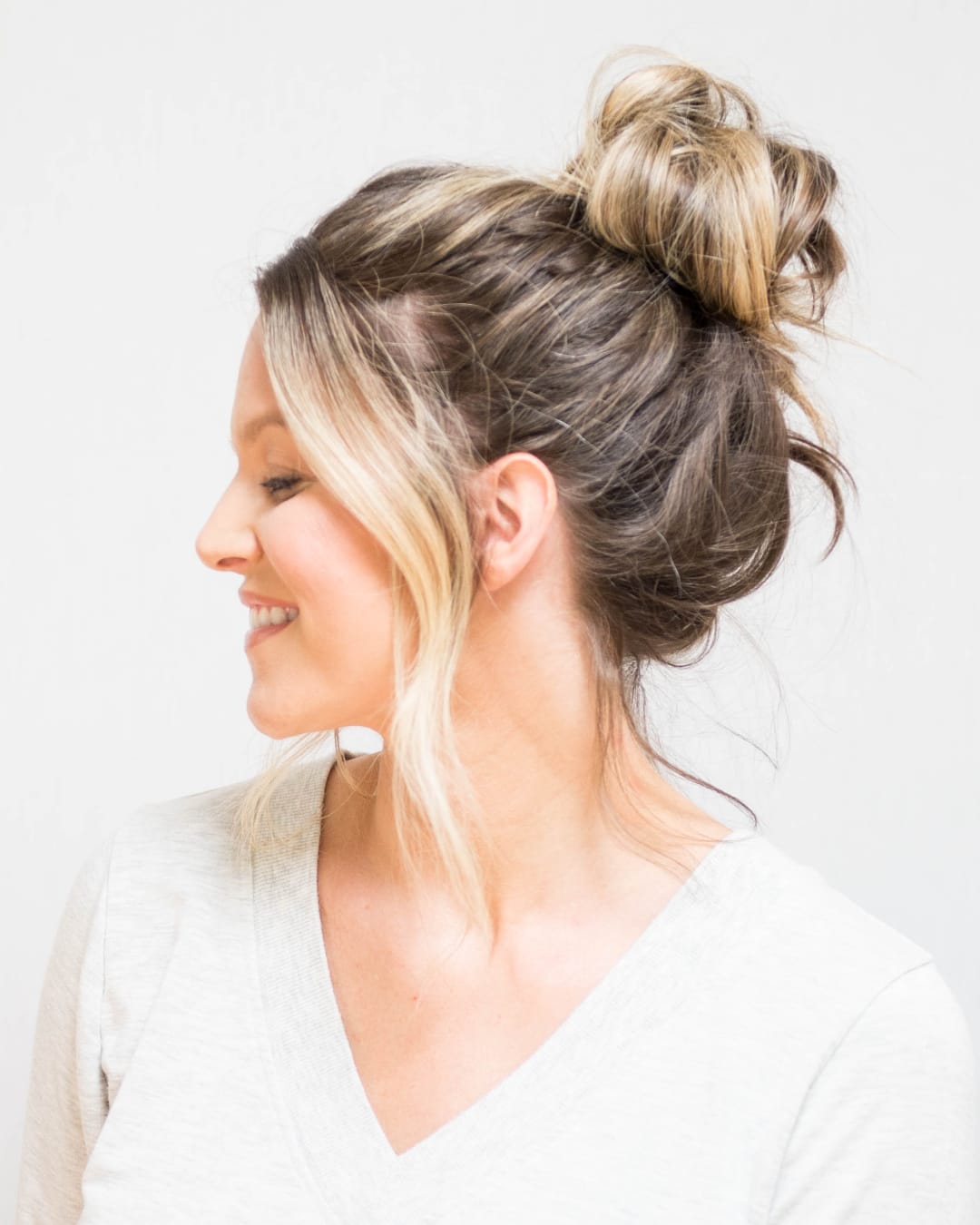 Messy Bun Hairstyles for Women Design 59